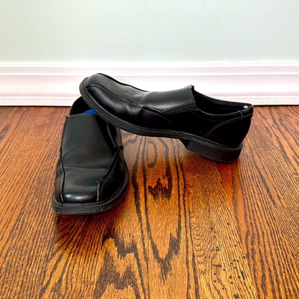 Men’s sketchers memory foam relaxed fit size  7.5 work loafers.  Slip resistant